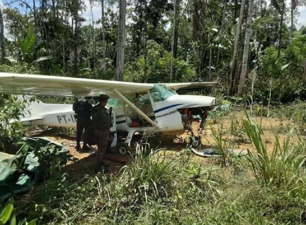 Exército apreende aviões e combustível de garimpo no meio da floresta