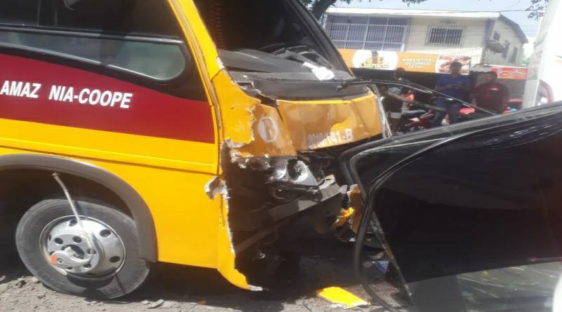 Motorista imprudente de 'amarelinho' causa novo acidente