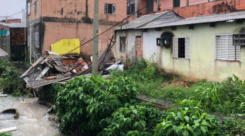 Casa desaba durante chuva e 13 pessoas ficam desabrigadas Polícia 24h