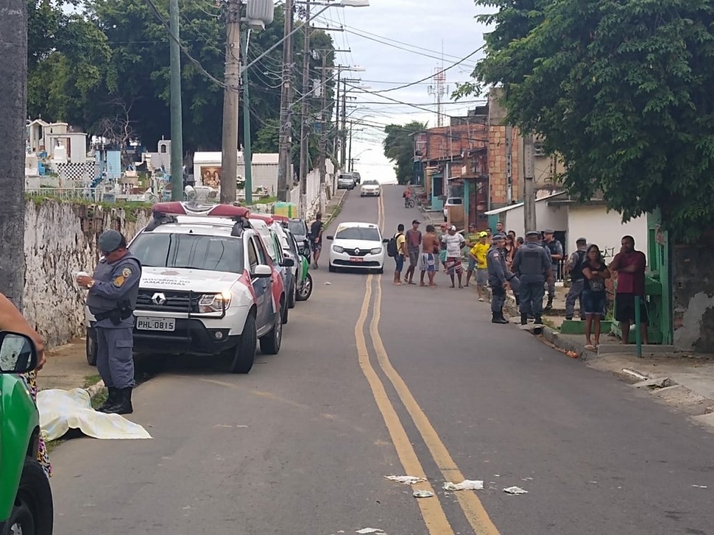 Motociclista colide com poste e morre no porta de cemitério no Morro