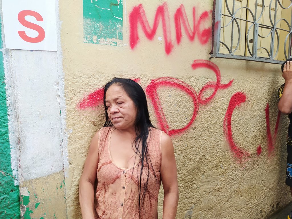 Agora pela manhã um homem foi executado com 15 tiros na Compensa, bairro que é reduto da FDN - Policia24ham