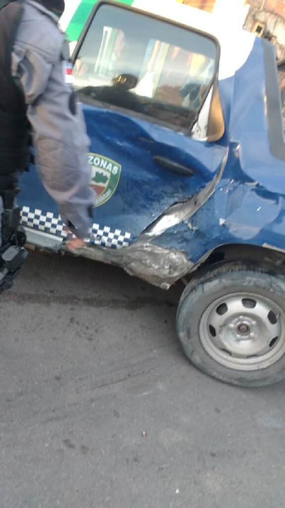 Motociclista morre ao bater em viatura da PM durante perseguição 