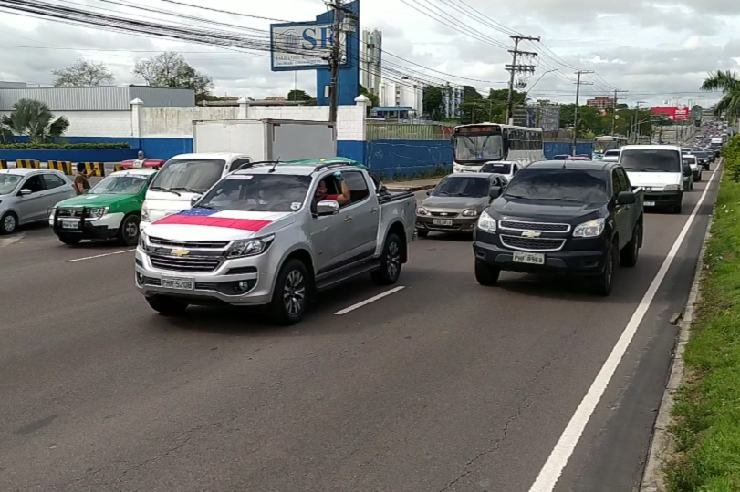Em meio à pandemia e sob risco de contágio, manifestantes promovem carreata política em Manaus