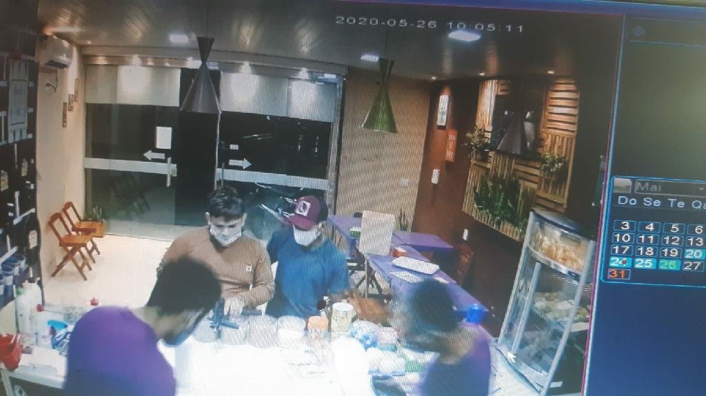 Vídeo mostra dupla disfarçada de entregador roubando restaurante