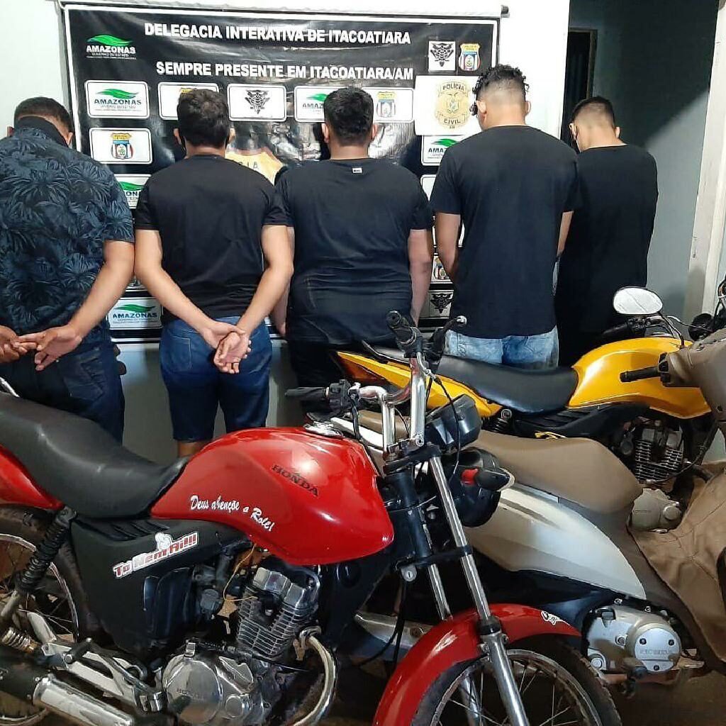 Motociclistas fazem manobras arriscada durante cortejo e acabam presos