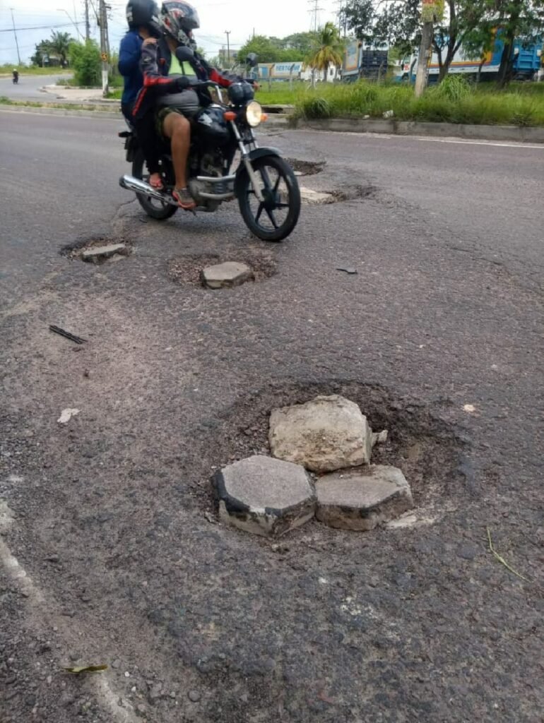 Buraco aberto há meses em avenida de Manaus faz mais uma vítima fatal