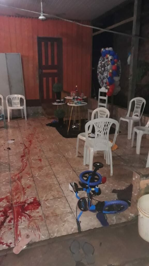 Membros de facção invadem festa de aniversário e assassinam casal na frente do filho de 3 anos