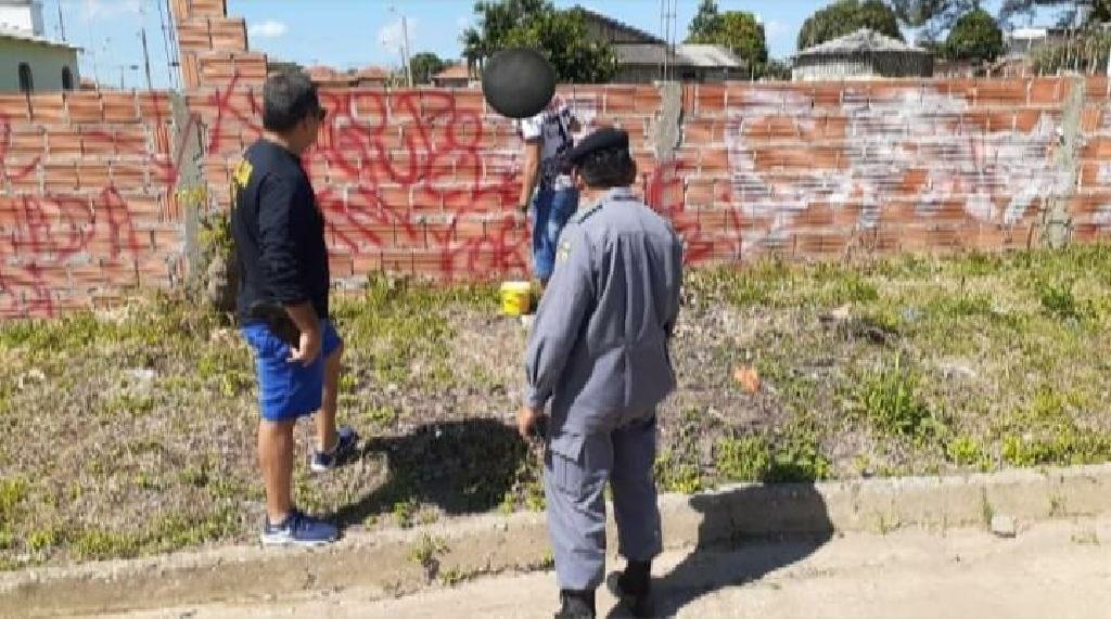 Traficante é preso e polícia faz ele apagar pichação do Comando Vermelho