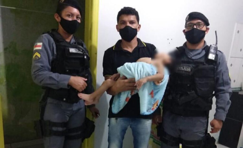 Mãe que abandonou filho com microcefalia para ir a festa acaba presa pela polícia
