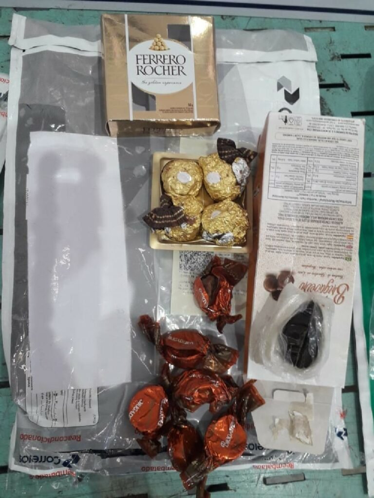 Cão farejador encontra droga alucinógena, haxixe e dinheiro falso em encomenda dos Correios