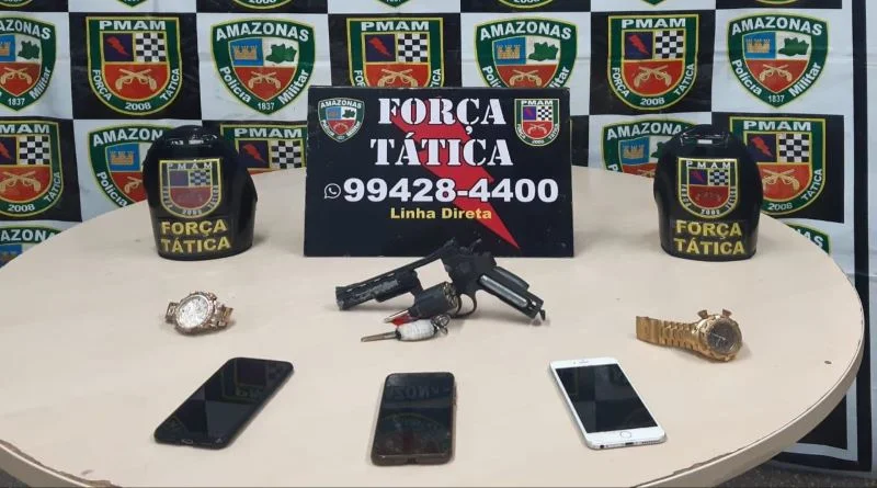 Trio é preso por roubar celulares em comunidade