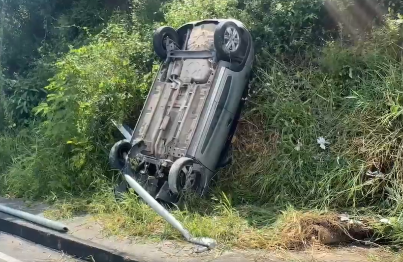 Acidente de carro capota veículo e fere mãe e filho em Manaus