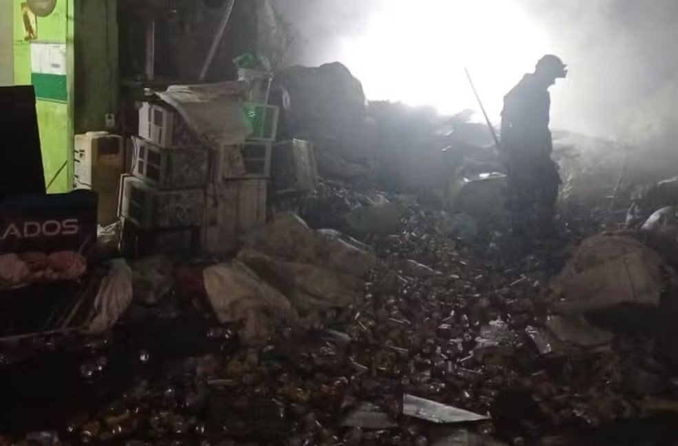 Incêndio em fábrica de recicláveis destrói galpão em Manaus