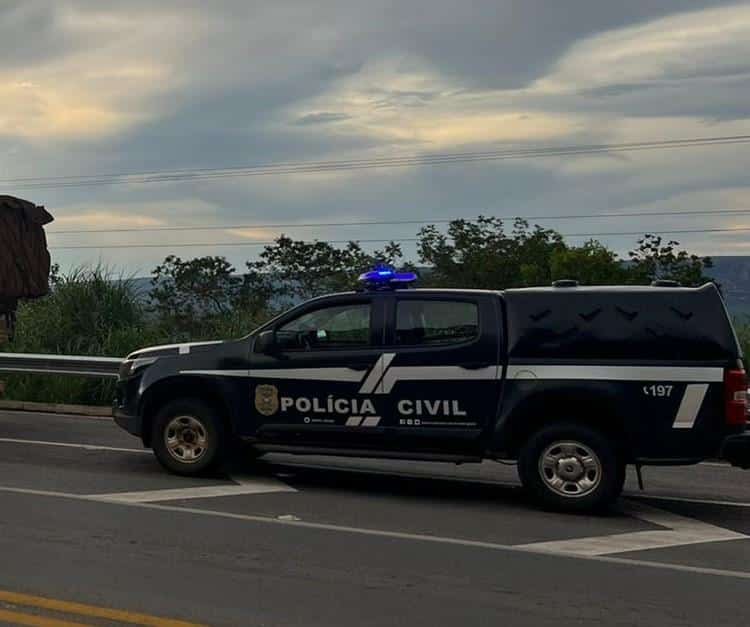Avós são presos por obrigar netos de 6 e 8 anos a se comportar como cachorros e comer no chão