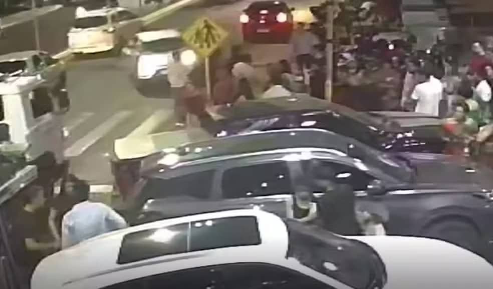 Adolescente atropela 4 em Anápolis após pai brigar na saída do culto