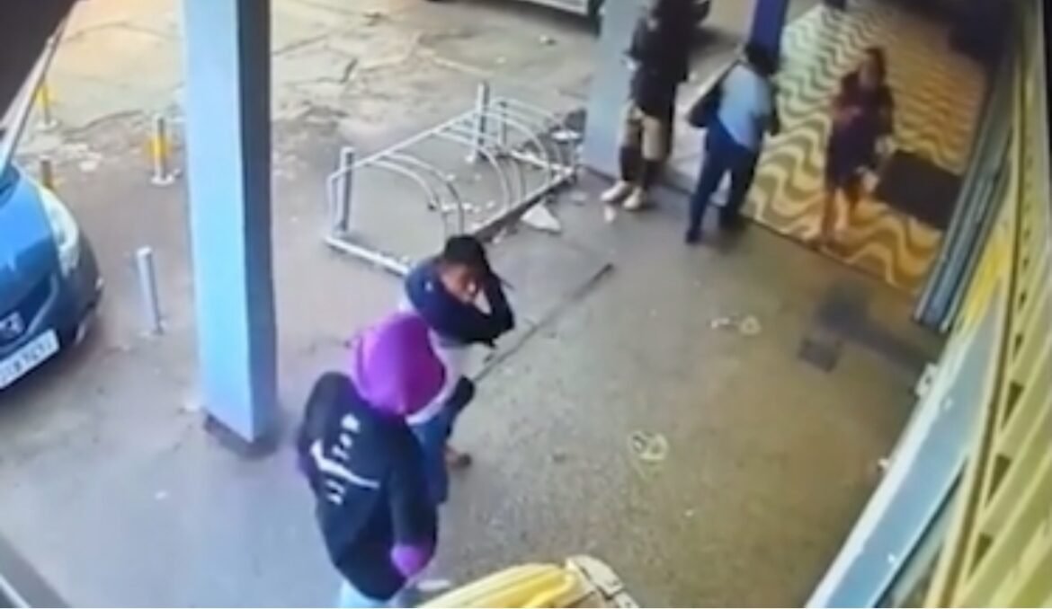 Vídeo mostra homem sendo morto a facadas em frente a lotérica