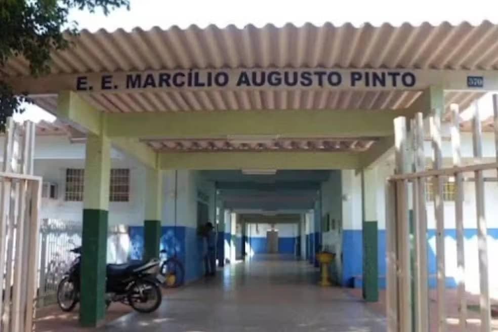 escola esfaqueia