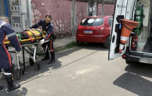 Ferido, homem busca socorro perto de delegacia após discussão em Manaus