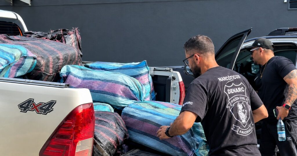 Confronto durante buscas termina com abandono de 1,7 tonelada de skunk em Novo Airão