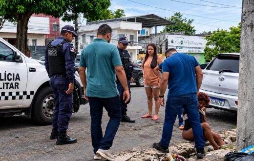 Adolescente é ferida no braço durante parada de moto por aplicativo em Manaus