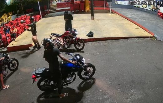 Câmeras registram abordagem de motociclistas a jovens diante de bar em Manaus
