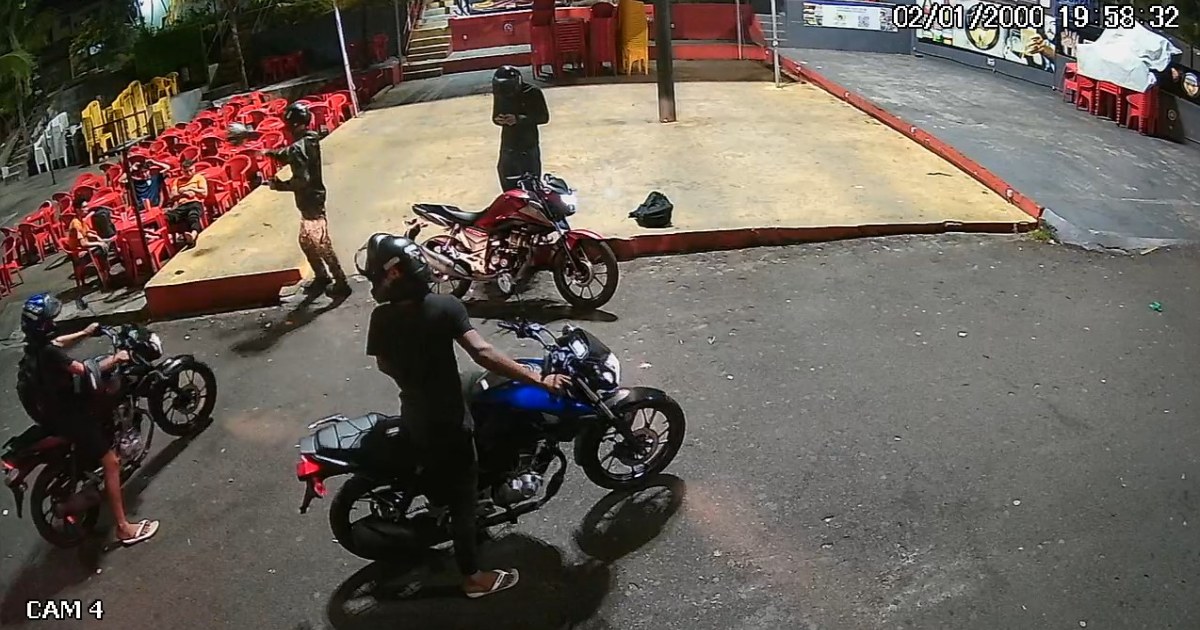 Câmeras registram abordagem de motociclistas a jovens diante de bar em Manaus